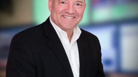 Destacado productor y periodista Willie Lora asume dirección internacional Multimedios Su Mundo