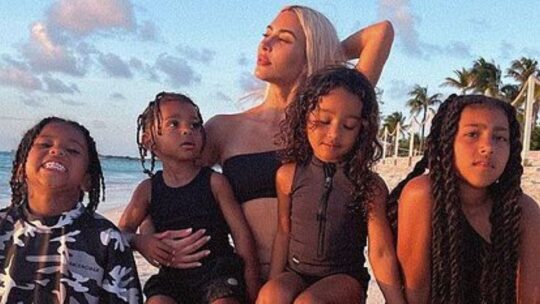Kanye West paga 200.000 dólares mensuales en manutención infantil a Kim Kardashian
