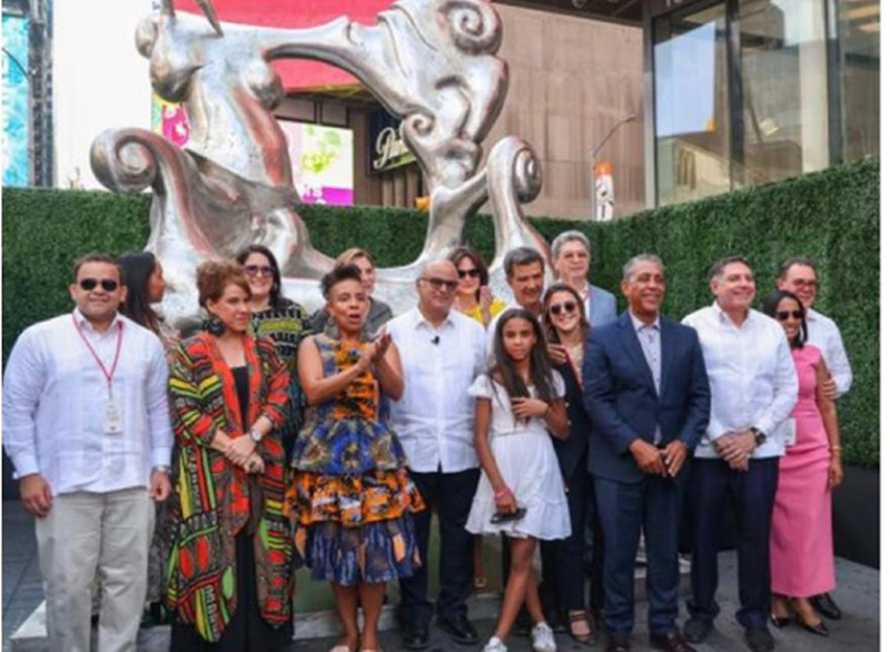 Exhiben escultura del artista Iván Tovar en Times Square
