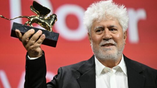 Almodóvar en la Mostra: «Despedirse de este mundo dignamente es un derecho fundamental»