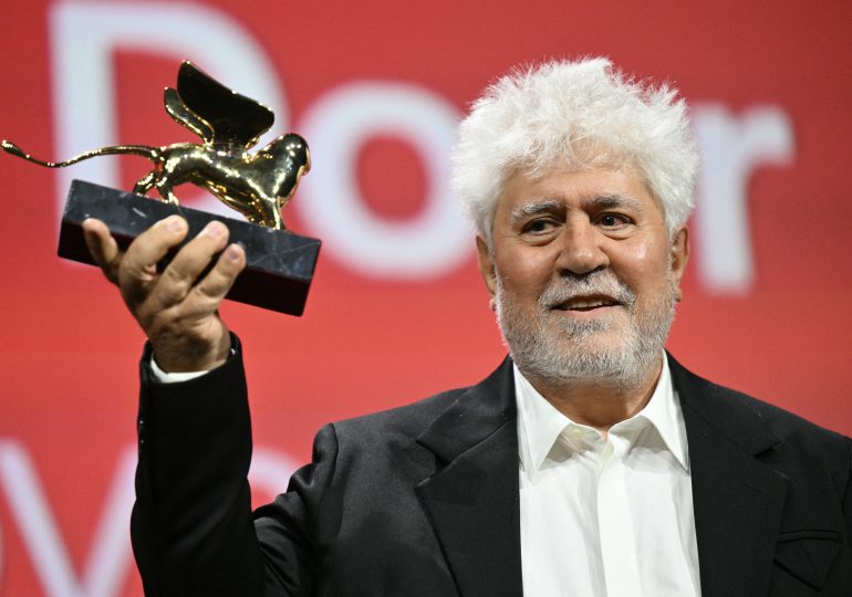 Almodóvar en la Mostra: «Despedirse de este mundo dignamente es un derecho fundamental»
