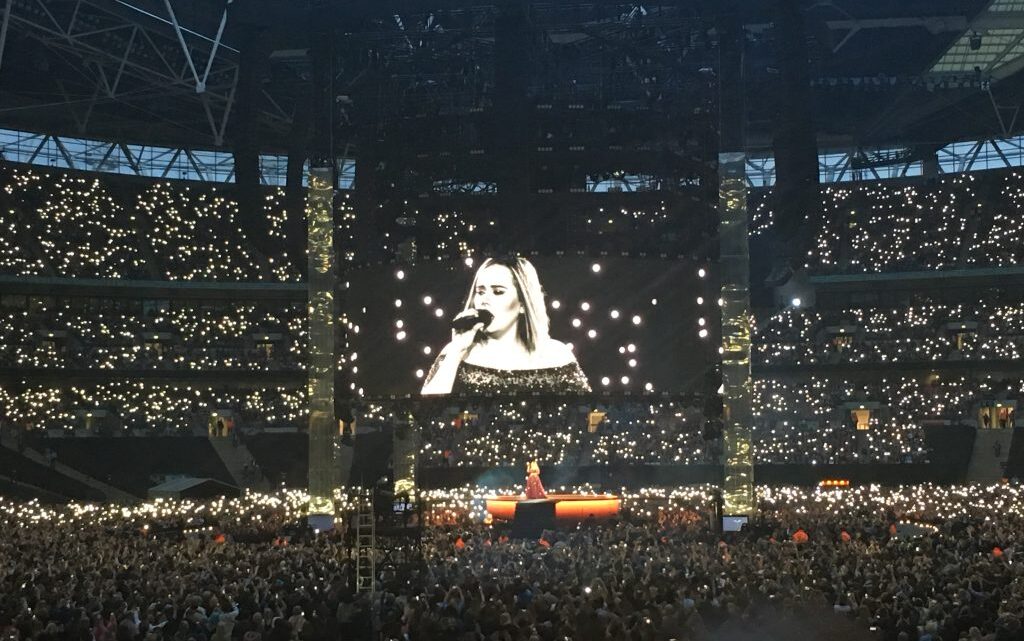 Adele rompe récord guinness con la pantalla LED más grande en concierto en Múnich