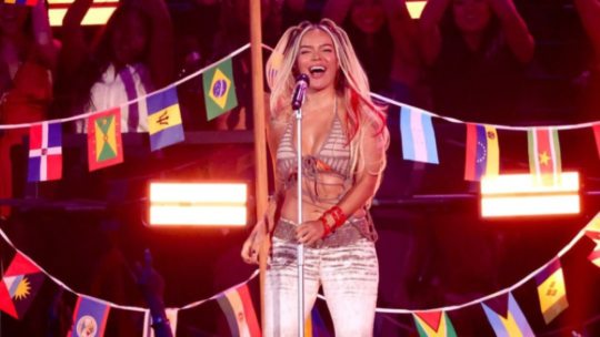Karol G lleva el merengue a los MTV VMAs 2024 y pone a bailar a Taylor Swift