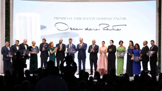 Entregan Premio Oscar de la Renta a Ydanis Rodríguez