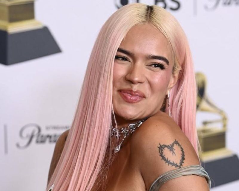 Karol G deslumbra con impactante carrusel de fotos sobre +57