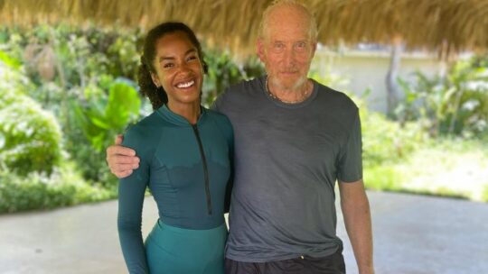 Actriz dominicana Yaritza Reyes participa en película «Amanece en Samaná» junto a Charles Dance