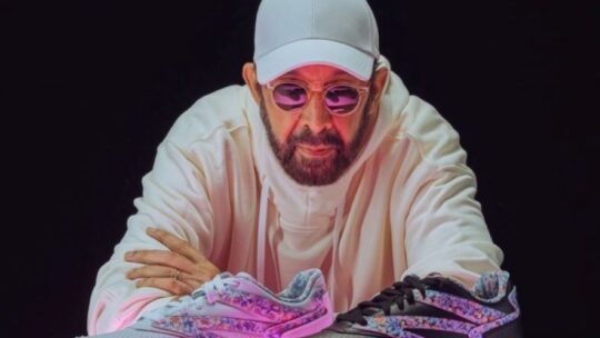 Juan Luis Guerra lanza edición limitada de tenis inspirados en su icónico álbum ‘Bachata Rosa’