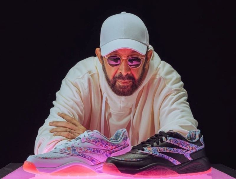 Juan Luis Guerra lanza edición limitada de tenis inspirados en su icónico álbum ‘Bachata Rosa’