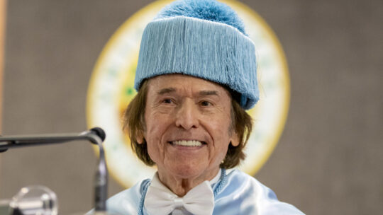 Raphael de España es investido doctor honoris causa y dice que nunca quiso ser un «simple» cantante