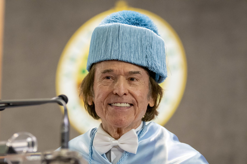 Raphael de España es investido doctor honoris causa y dice que nunca quiso ser un «simple» cantante