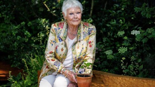 Judi Dench celebra 90 años, la reina del teatro británico