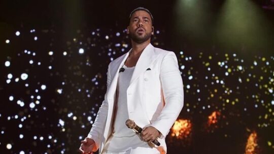Ojala y me metan preso dice Romeo Santos al cantar cancion prohibida en RD