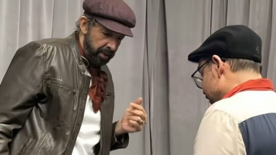 Bibliotecario sorprende a Juan Luis Guerra por un libro que no devolvió hace 30 años