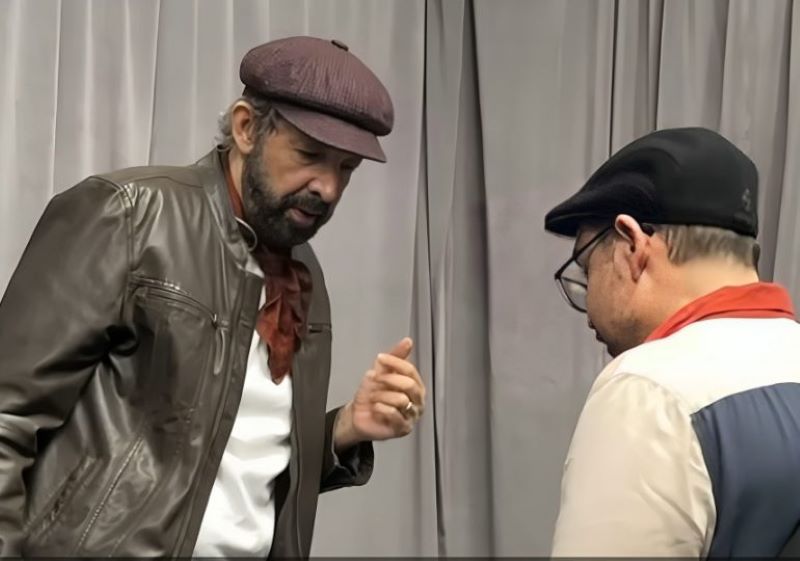 Bibliotecario sorprende a Juan Luis Guerra por un libro que no devolvió hace 30 años
