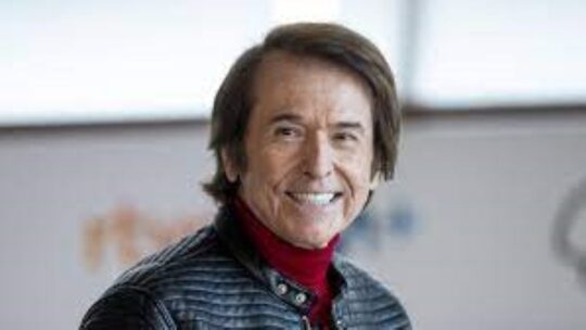 Raphael, estable y consciente tras pasar la noche en planta