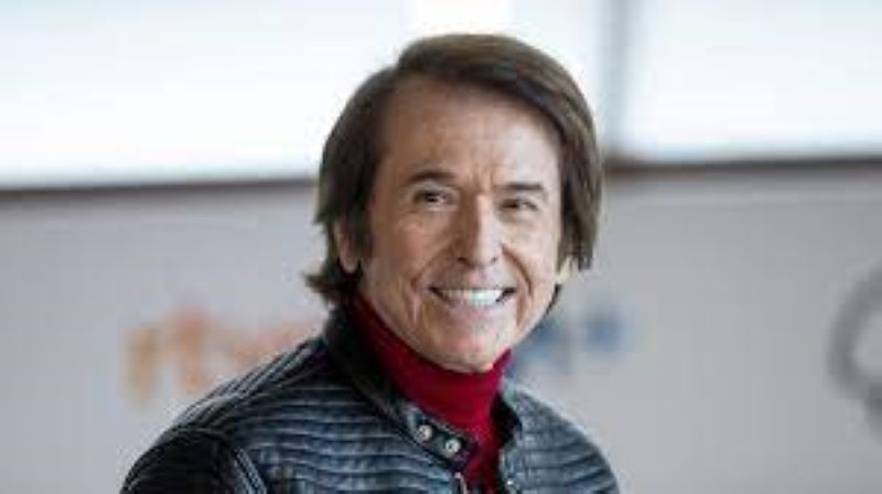 Raphael, estable y consciente tras pasar la noche en planta