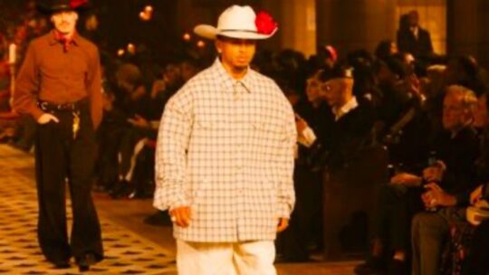 Ozuna desfila en la pasarela de Paris Fashion Week junto al diseñador Willy Chavarria