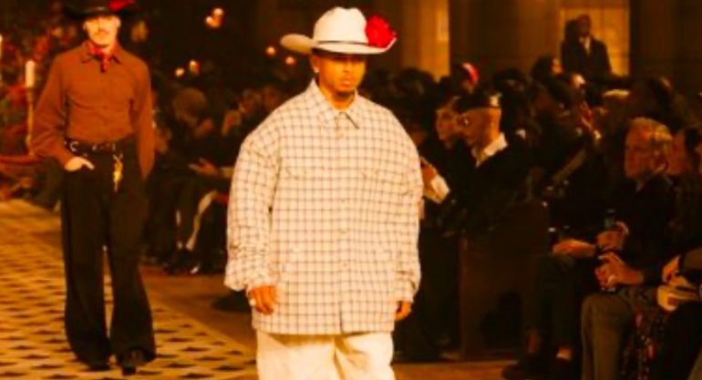 Ozuna desfila en la pasarela de Paris Fashion Week junto al diseñador Willy Chavarria
