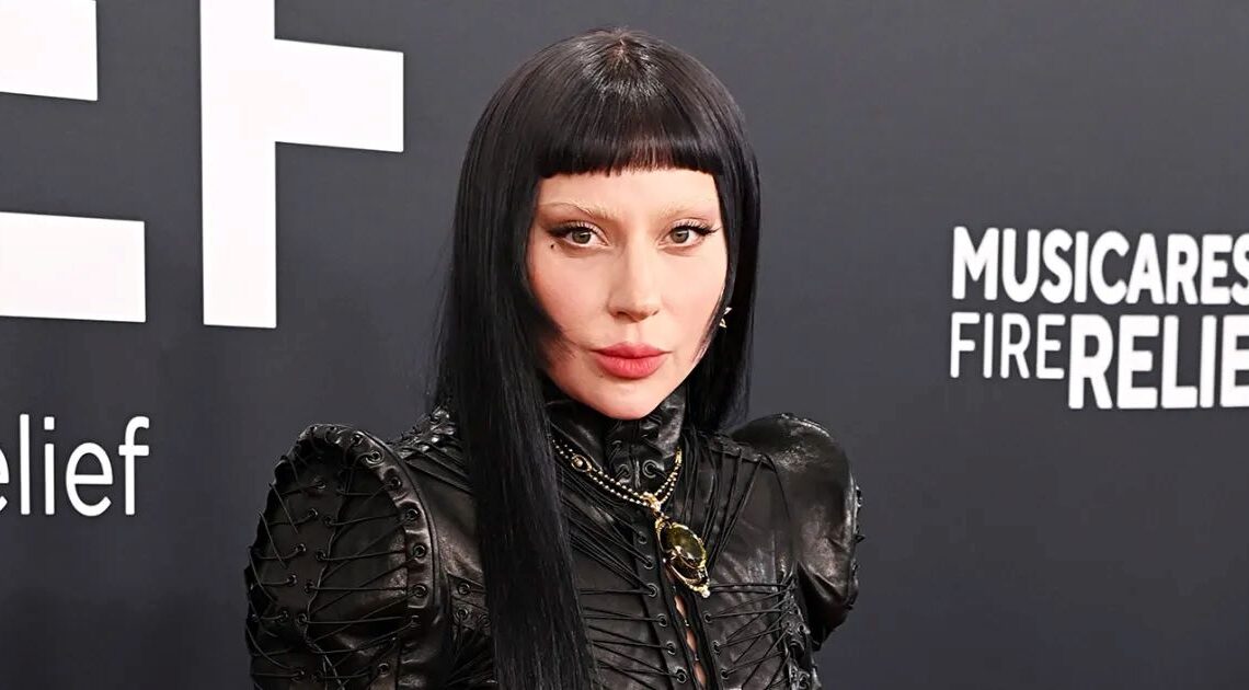 Lady Gaga muestra un lado “gótico” en los premios Grammy
