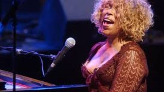 Muere Roberta Flack, la reina del soul que enamoró al mundo con Killing Me Softly with His Song