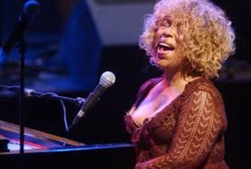 Muere Roberta Flack, la reina del soul que enamoró al mundo con Killing Me Softly with His Song