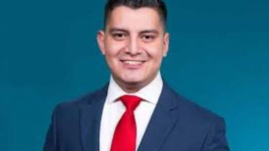 Presentador de Telemundo de 27 años muere mientras cubría el Super Bowl