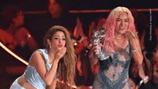 Shakira le responde a Karol G