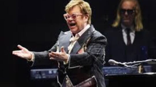 Rusia declara ideseables a la Fundacion de Elton John para la lucha contra el sida, por lo que quedan prohibidas en el país