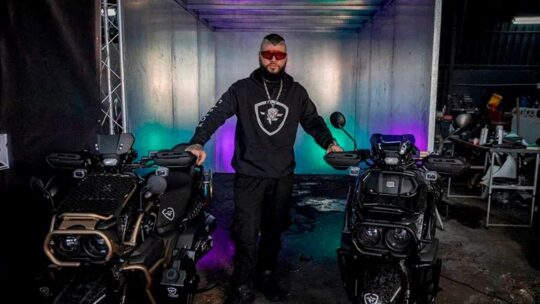 ¡De artista a empresario! Farruko lanza su propia línea de motocicletas: Carbon Armor Scooter