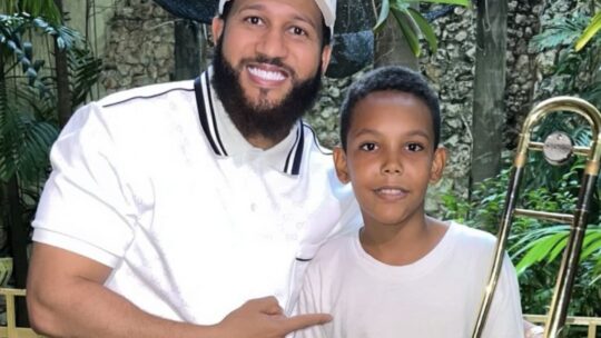El Alfa lleva alegría y donaciones a niños, promete nuevas obras sociales