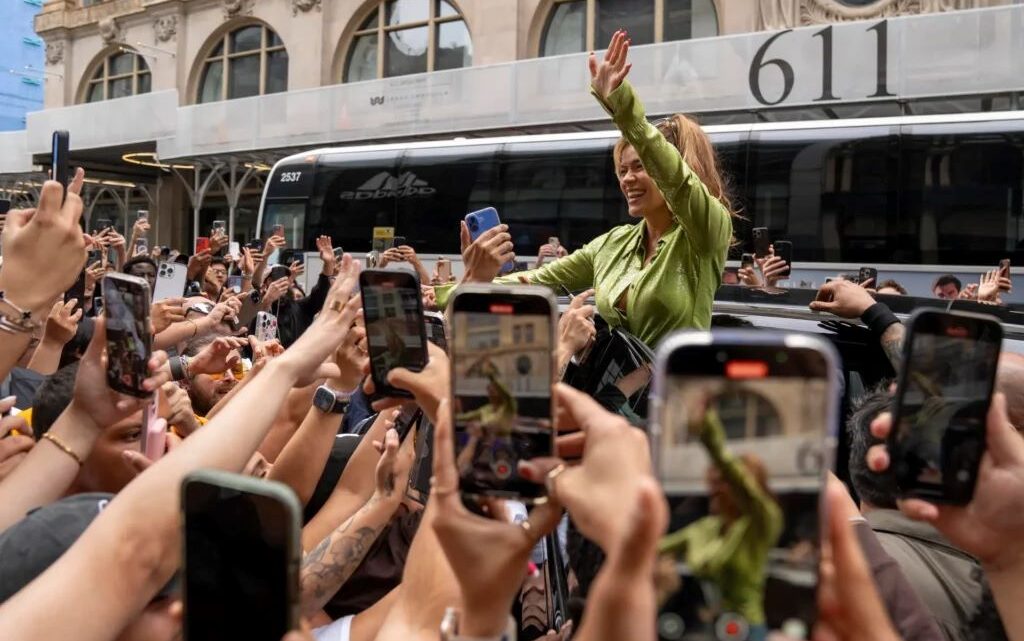 La Karol G más ‘Tropicoqueta’ se da un baño de multitudes en Nueva York