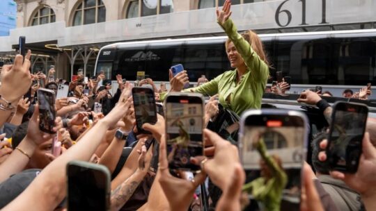 La Karol G más ‘Tropicoqueta’ se da un baño de multitudes en Nueva York