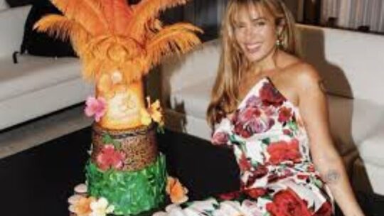 Karol G celebra el primer mes de “Tropicoqueta” con una fiesta llena de color