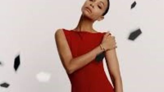 Zoé Saldaña como su nueva embajadora global de Cartier