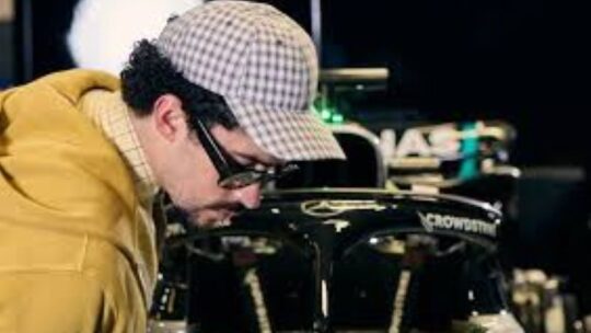 Bad Bunny se convierte en embajador de Mercedes lleva un auto F1 a Puerto Rico