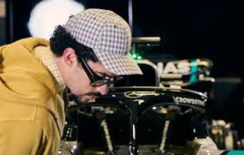 Bad Bunny se convierte en embajador de Mercedes lleva un auto F1 a Puerto Rico