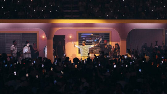 Bad Bunny demandado por el dueño de la casita original que usó en sus conciertos