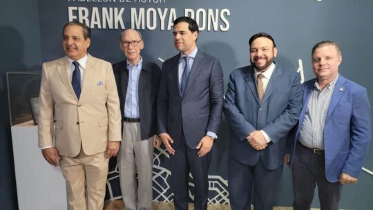 Roberto Ángel Salcedo destaca trayectoria y aportes de Frank Moya Pons en acto inaugural