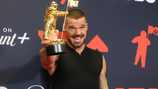 Ricky Martin recibe el primer Latin Icon Award en los MTV VMAs 2025
