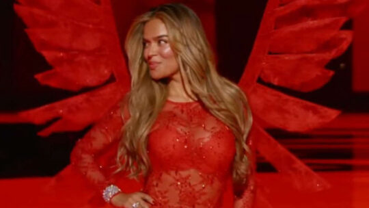 Victoria’s Secret Fashion Show 2025: así fue la presentación de Karol G tras su salida a la pasarela