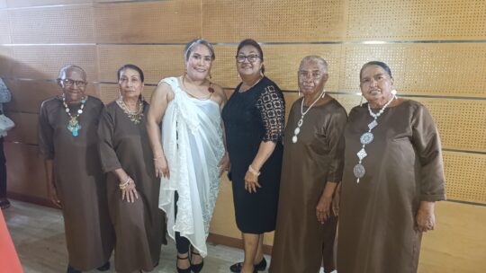 Adultos mayores desfilan colección de joyas