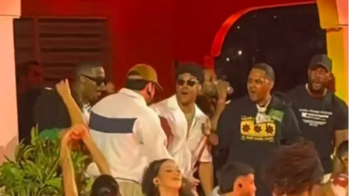 Juan Soto y Santiago Matías sorprenden al público al unirse a Bad Bunny en La Casita