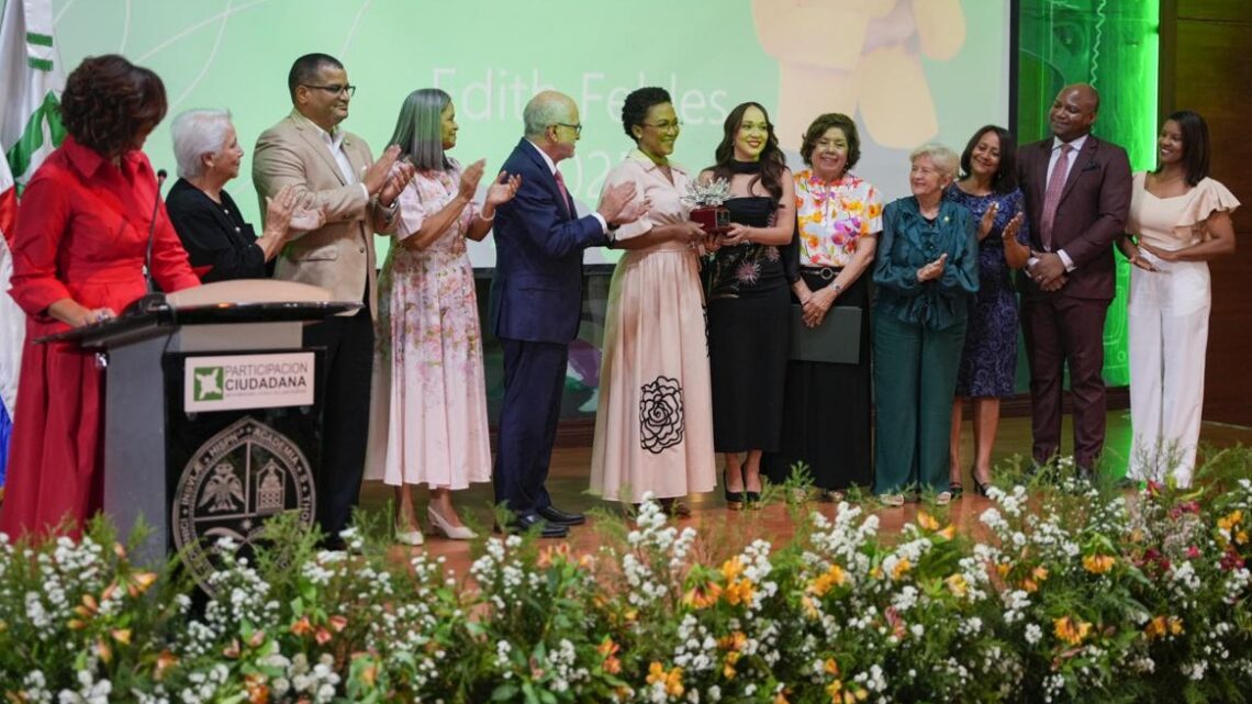 Entregan a la periodista Edith Febles galardón anticorrupción