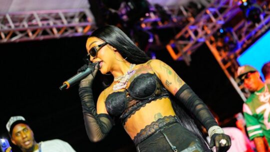 Miles disfrutan explosivo concierto navideño de ReconocidosNet en Los Guarícanos