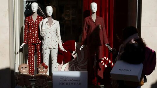 La Navidad cambia el protocolo de elegancia: ¿De gala o en pijama?