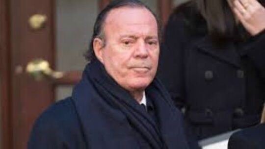 Julio Iglesias niega haber abusado, coaccionado o faltado al respeto a ninguna mujer