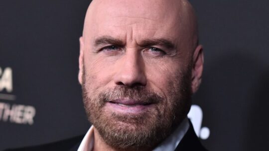 John Travolta celebra su cumpleaños obteniendo licencia para pilotar un Global Express