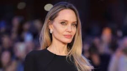 Angelina Jolie habla de sus cicatrices en la promoción su película ‘Couture’