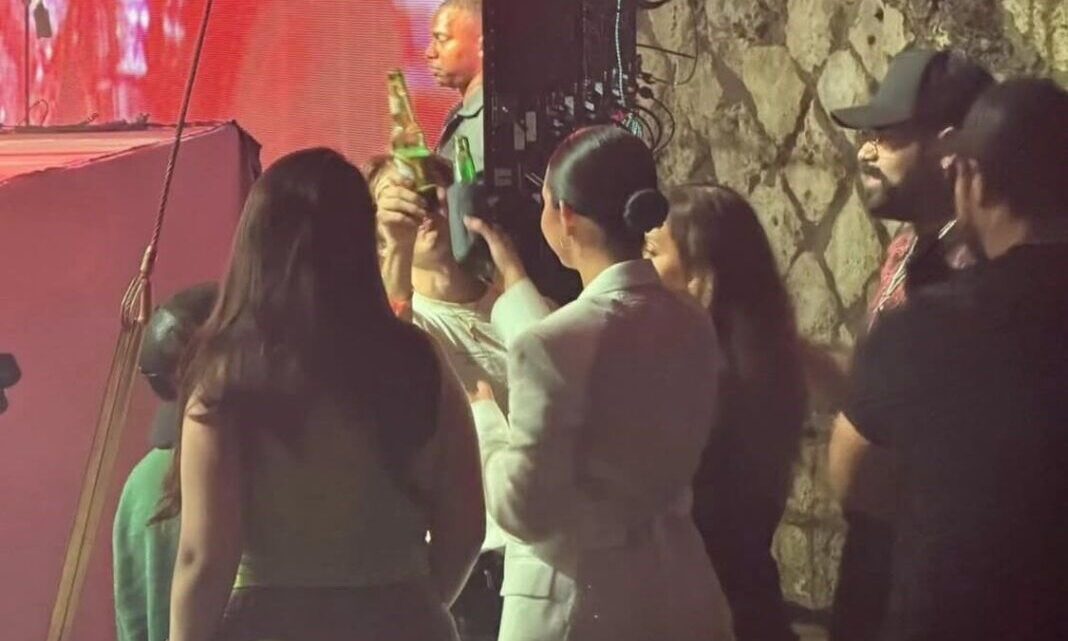 Ángela Aguilar fue vista disfrutando del concierto de su esposo, Christian Nodal en RD