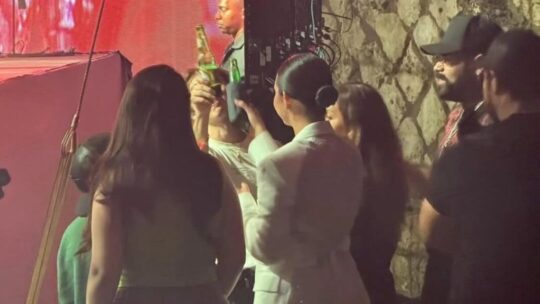 Ángela Aguilar fue vista disfrutando del concierto de su esposo, Christian Nodal en RD